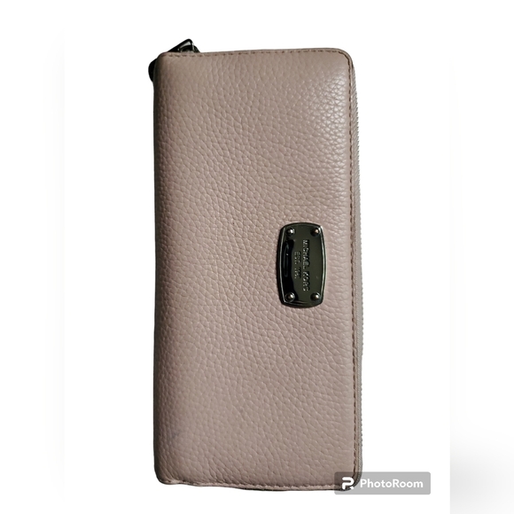 Michael Kors Pink Wristlet vallet. - Picture 10 of 11